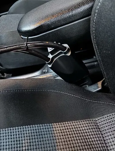 AutoSafe Click am Gurtschloss eines Fahrzeugs